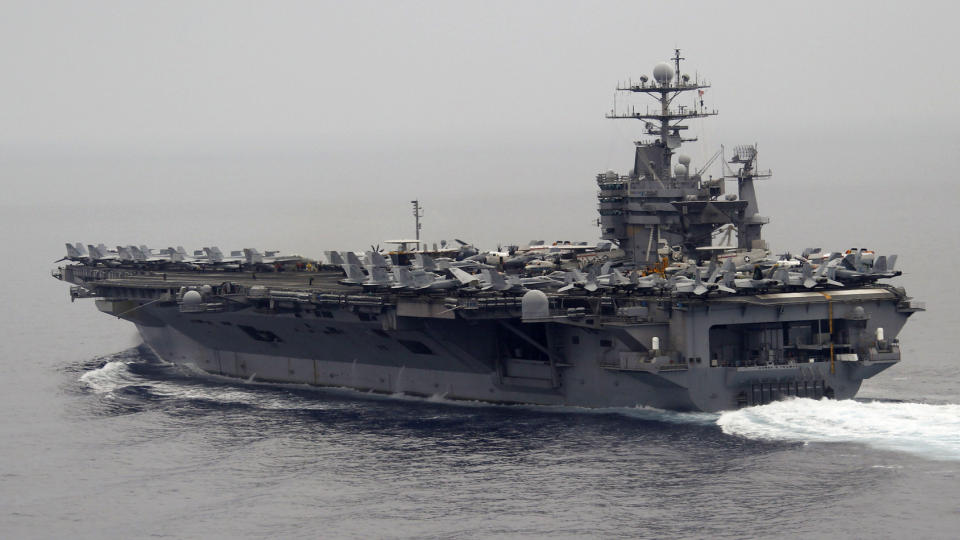 - P� VEI MOT PERSIAGULFEN: Det atomdrevne hangarskipet USS Harry S. Truman skal v�re p� vei til Persiagulfen sammen med 10 andre amerikanske og minst ett israelsk krigsskip. Bildet viser skipet p� en hemmelig posisjon i Middelhavet s�r for Sicilia i Italia 14. juni i �r. Foto: AFP PHOTO POOL / FABRIZIO BENSCH / SCANPIX