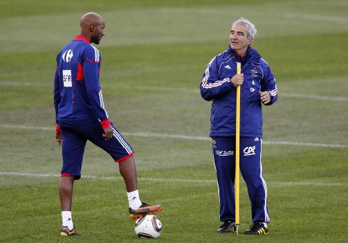 KALTE DOMENECH EN HORES�NN: Det var mer enn det franske forbundet kunne t�le. I g�r ble spissen kastet ut av VM-troppen. Foto: AP Photo/Francois Mori