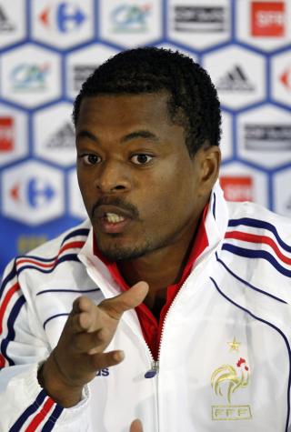 LOVET JAKT P� FORR�DEREN: I dag skal Patrice Evra ha havnet i full krangel med lagets fysiske trener. Foto: AP Photo/Francois Mori