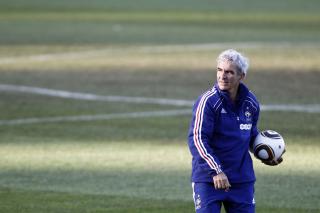 LESTE OPP ERKL�RINGEN FRA SPILLERNE: Raymond Domenech. Foto: AP Photo/Francois Mori
