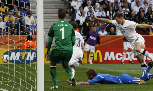 TIDLIG FORS�K P� TR�YEBYTTE: Tommy Smith tok et godt grep i tr�ya til Daniele De Rossi, og De Rossi lot seg ikke be to ganger om � falle. Straffen ga Italia utlikning.Foto: SCANPIX/AP/Eugene Hoshiko