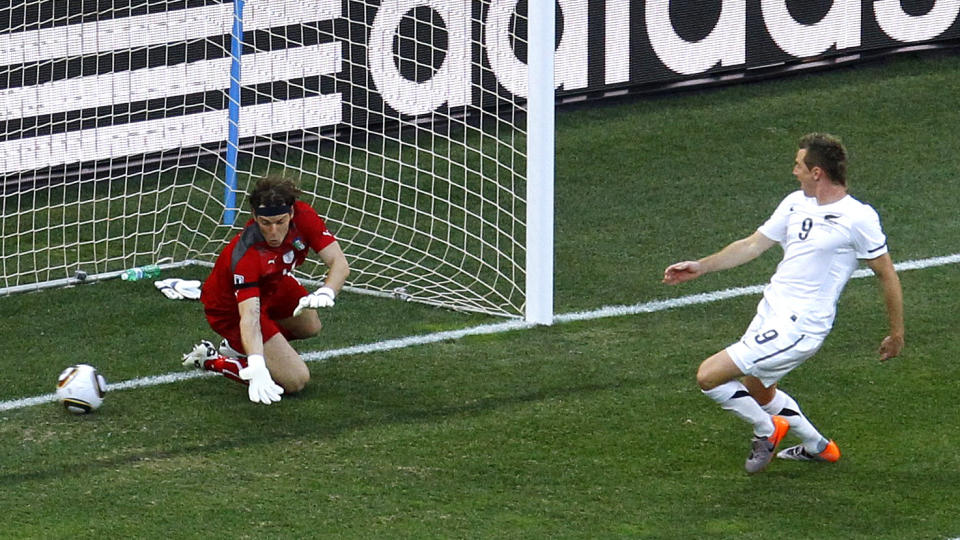 TIDLIG SJOKK: New Zealands Shane Smeltz var nok h�rfint offside, men ga italienerene en r�ff �pning da han satte inn 1-0 etter bare syv minutter. Etter det ga newzealenderne alt de hadde.Foto: SCANPIX/REUTERS/David Gray