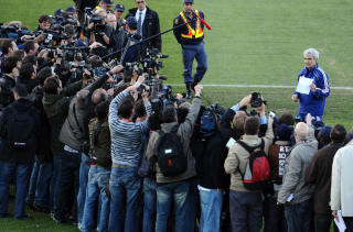 KAOS: Slik s� det ut da Domenech leste opp erkl�ringen fra spillerne. Foto: AFP PHOTO / FRANCK FIFE