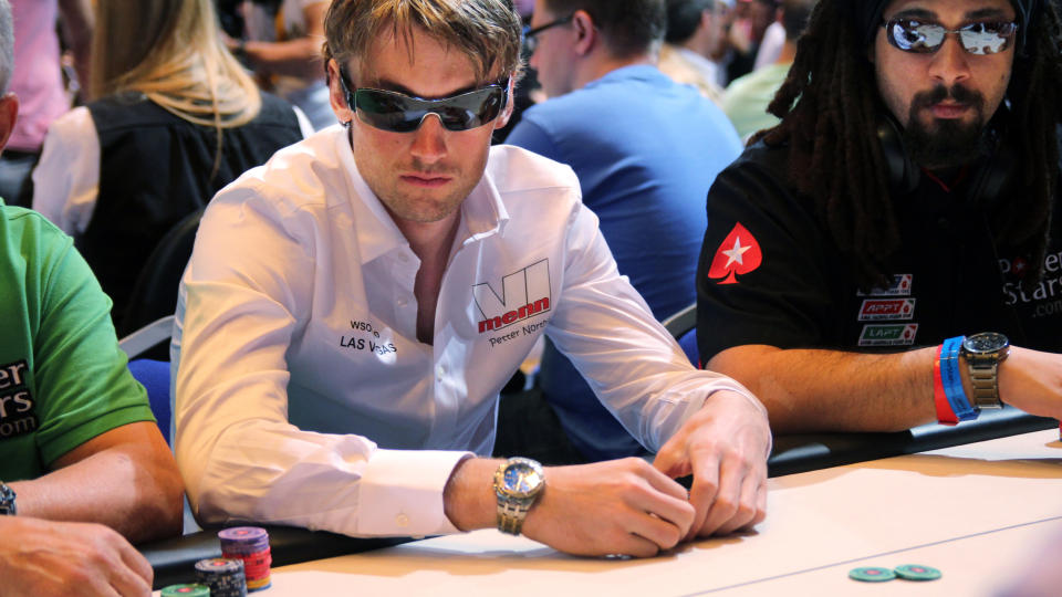POKERESS: Petter Northug ved pokerbordet i Monte Carlo, n�yaktig to m�neder etter OL. 24-�ringen sier poker gj�r ham til en bedre langrennsl�per. Men ikke alle syns poker lar seg forene med femmil. Foto: Thorkild Gundersen, Vi Menn
