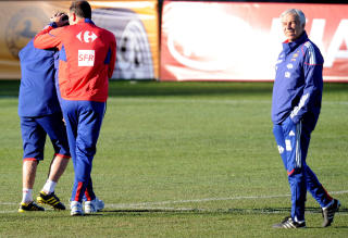 M�TTE TR�STES: Assistenttrener Alain Boghossian ga lagets fysiske trener, Robert Duverne, noen tr�stende ord i det han forlot feltet. Foto:   AFP PHOTO / FRANCK FIFE