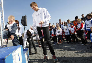 SKIESSET: Petter Northug er med og arrangerer barneskirenn i S�rkedalen i Oslo. Er det farlig for barn at deres store helt ogs� er lidenskapelig pokerspiller? Foto: Lise �serud/Scanpix