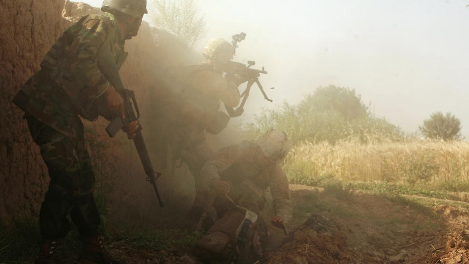 TILBAKETREKNING I JULI 2011: Amerikanske soldater, her i skuddveksling med Taliban i Karez-e-Sayyidi i utkanten av Marjah-distriktet i Helmand-provinsen 15. mai i �r, vil i juli i 2011 starte tilbaketrekningen, if�lge Obamas stabsjef. Foto: REUTERS/Asmaa Waguih/Scanpix