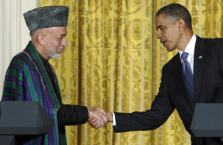 M� TILBY L�FTE: USAs president Barack Obama m� tilby et l�fte om en avslutning i Afghanistan. Her sammen med Afghanistans president Hamid Karzai under en pressekonferanse i Det hvite hus i Washington 12. mai i �r. Foto: REUTERS/Kevin Lamarque/Scanpix