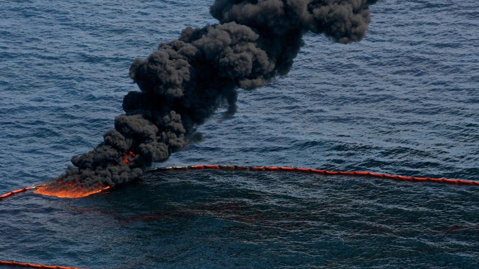 OLJEKATASTROFE: Olje fra overflaten samles opp og brennes av i Mexicogulfen. Foto: EPA/DAN ANDERSON/SCANPIX