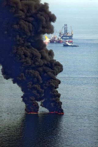 F�R KONSEKVENSER: Katastrofen f�r ikke bare konsekvenser i USA, der de har lagt et forbud mot oljeboring p� 150 meters dyp eller mer til november.
Foto: EPA/BEVIL KNAPP/SCANPIX