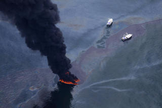EKSPLOSJON: Olje begynner � lekke ut, mens svart r�yk velter opp fra Deepwater Horizon. Foto: REUTERS/Daniel Beltra/Greenpeace/Scanpix