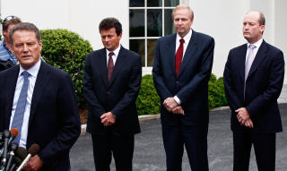 SKOLERETT: Styreformann Carl-Henrik Svanberg, toppsjef Tony Hayward, operativ leder Robert Dudley og USA-ansvarlig Lamar McKay utenfor Det hvite hus. Foto Win McNamee/Getty/AFP/Scanpix