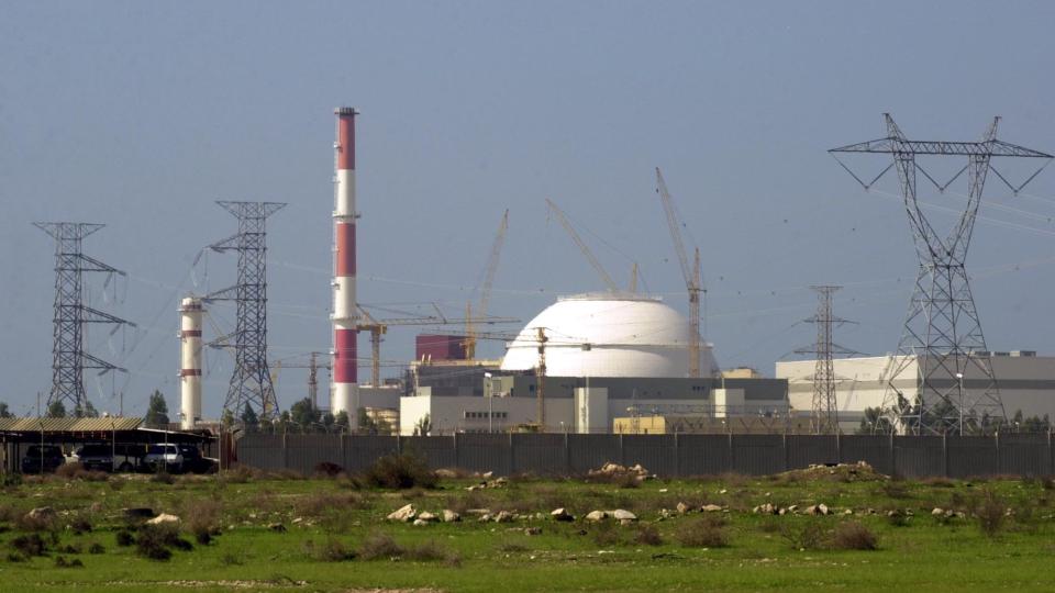 HAMSTRER: Iran hamstrer kjernefysisk materiale, if�lge en ny rapport. Bildet viser et atomkraftverk i Bushehr, s�r for Teheran. Foto: AP