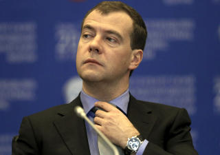 VIL IKKE GRIPE INN: Russlands president Dmitri Medvedev er flere ganger bedt om � gripe inn for � gjenopprette ro i Kirgisistan. Han har avsl�tt, noe som viser at russerne ikke er spesielt ute etter overherred�mme i omr�det. Foto: REUTERS/Alexander Demianchuk