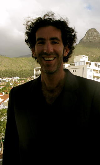 P� HJEMMEBANE: For saksofonisten Rus Nerwich er beliggenheten det aller beste med Cape Town. Han bor i nabolaget Sea Point, og tar ofte turen opp Lions Head (i bakgrunnen). Foto: ELLEN SOFIE LAURITZEN