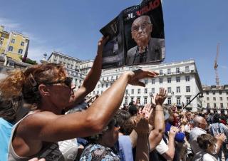 HYLLET: En kvinne holder opp en plakat med bilde av Saramago, under begravelsen hans i r�dhuset i Lisboa.  Foto: SCANPIX / EPA/MANUEL DE ALMEIDA  .