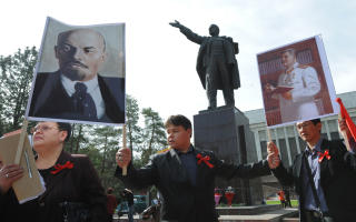 SAVNER KOMMUNISTTIDA: 1. mai i fjor demonstrerte kommunistene i Bishkek for Lenin og Stalin. Etter Sovjetunionens fall gikk de sentralasiatiske landene motvillig ut av unionen. De har lidd �konomisk i etterkant. Foto: AFP/VYACHESLAV OSELEDKO