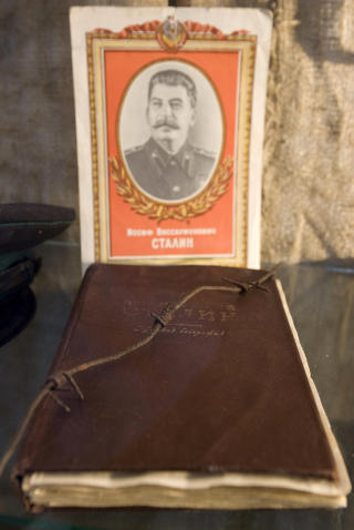 OPPRETTET GULAG OGS� I SENTRAL-ASIA: Stalin sendte en masse u�nskede folkeslag til steppene i Sentral-Asia. Fortsatt bor det koreanere og tatarer. Sv�rt mange d�de under deportasjonene. Bildet er fra Gulag-museet i Dolinka i Khazakstan. Foto: REUTERS/Shamil Zhumatov