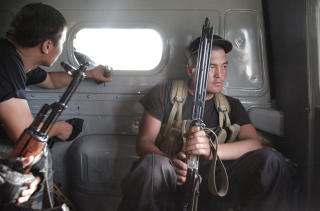 KIRGISISKE SOLDATER: Regjeringen sier at rundt 2000 er drept i det som er beskrevet som etnisk renskning. Usbekere sier at kirgisisk mobb fikk hjelp av krigisiske soldater da de angrep. Foto: AFP/OXANA ONIPKO