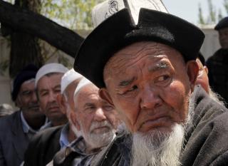 SNAKKER TYRKISK SPR�K: Usbekere og kirgisere forst�r hverandre, de har samme religion og ser like ut. Her er begge folkeslag samlet i Osj s�r i Kirgisistan i helgen. Foto: AP /Alexander Zemlianichenko