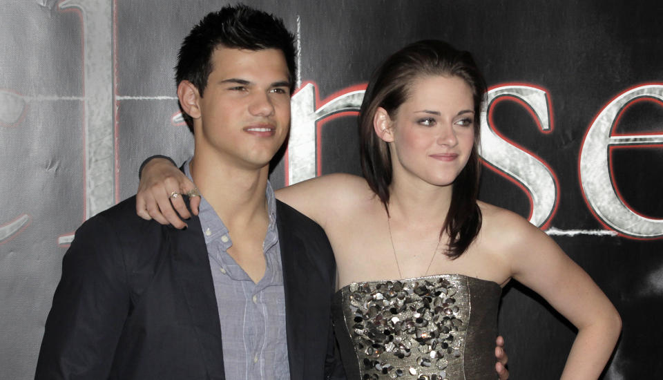 I STOCKHOLM: Taylor Lautner og Kristen Stewart poserte foran kamraene i Stockholm da de promoterte �The Twilight Saga: Eclipse� i dag.Foto: SCANPIX /REUTERS/Bob Strong