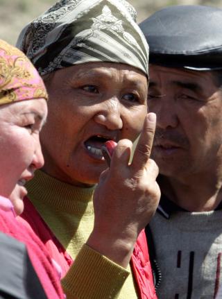 ETNISK KRIGISER: Denne kvinnen deltok i helgen i en demonstrasjon utenfor den kirgisiske hovedstaden Bishkek. Foto: EPA/IGOR KOVALENKO
