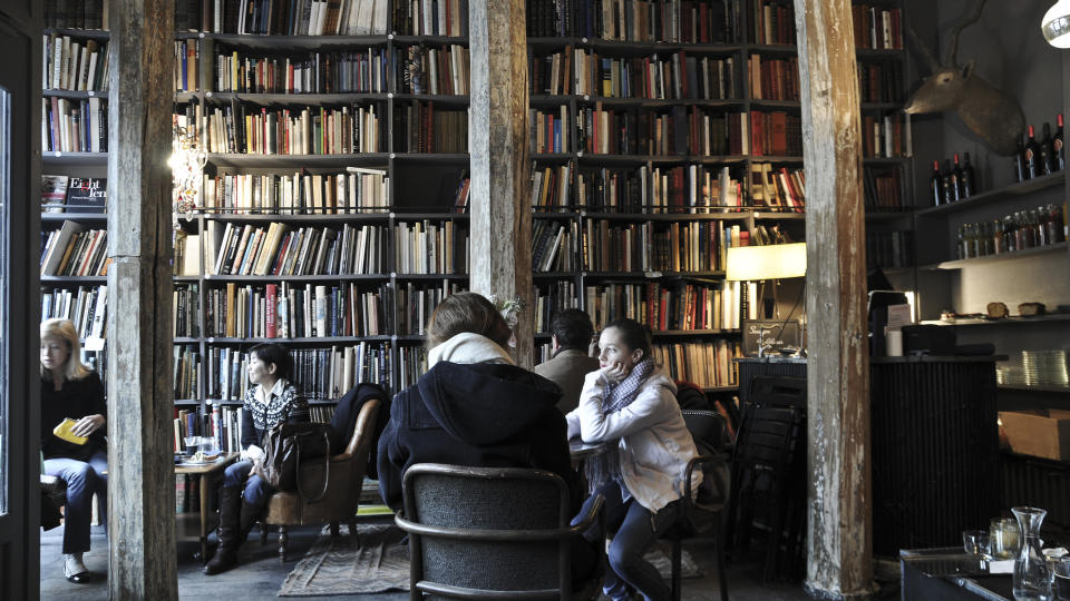 Bokbad: I konseptbutikken Merci i Paris kan du nyte kaffen omgitt av 15 000 brukte b�ker.