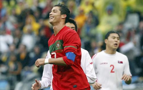 50/50: Ronaldo ler seg kav ihjel. 50 prosent for � ha brutt m�lt�rken og 50 prosent for � ha scoret ett av VMs merkeligste m�l. Foto: Reuters