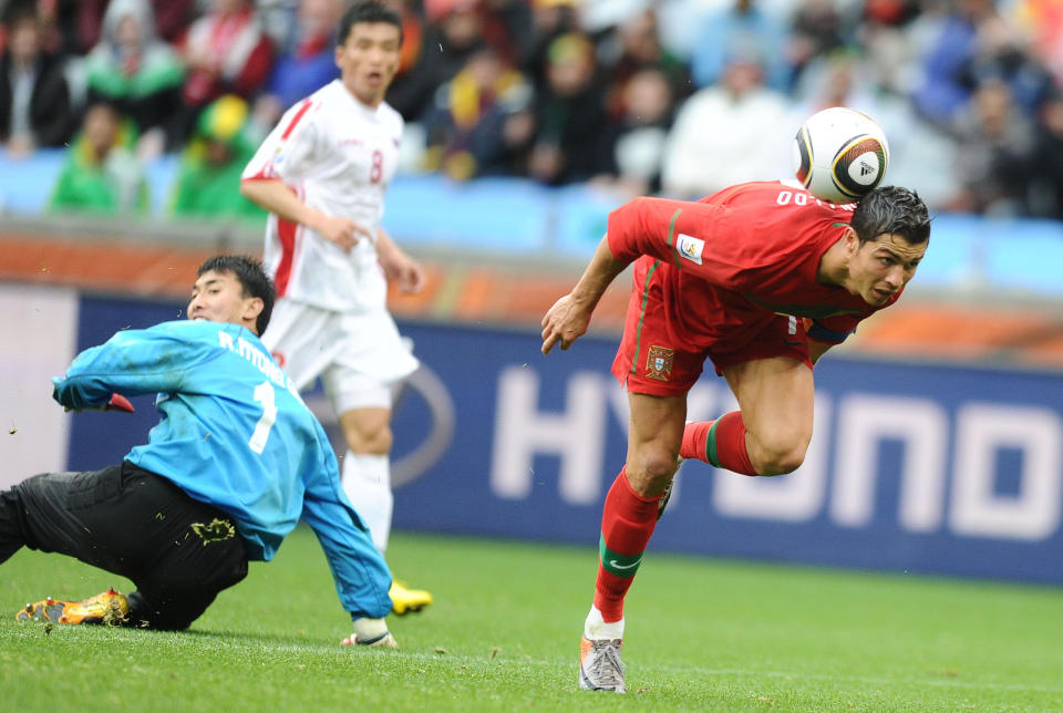 RONALDOS TUR: En i stanga, en assist, men her er det endelig Ronaldos tur til � score. Litt heldig er han dog, ballen ruller oppover nakken hans og ender i beina for �pent m�l. Ronaldo lo godt etter endelig � ha f�tt en slutt p� m�lt�rken. Foto: AFP