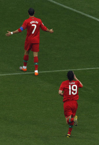 BB: Banens beste, Tiago, l�per bort til Cristiano Ronaldo for � takke for den glimrende assisten f�r 4-0-m�let. Foto: AP