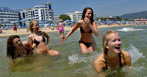 BULGARIA: Badeliv p� den bulgarske solkysten. Venninnegjengen leker i b�lgene p� Sunny Beach. Foto: TRULS BREKKE
