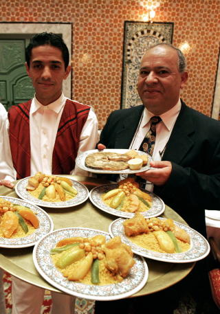 TUNISIA:
P� restauranten
�Dar Bel Hadj�
inne i souken
i hovedstaden
Tunis. Sjefen (t.h)
Chelly Ayadi og 
Ramzi Zidi. 
Foto: GEIR B�LSTAD