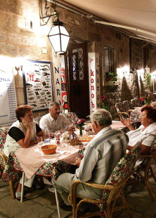 KROATIA: Prijeko-gaten i Dubrovnik har restauranter fra ende til annen. Foto: GEIR B�LSTAD