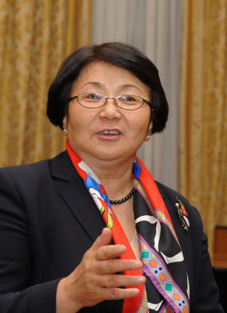 MIDLERTIDIG PRESIDENT: Roza Otunbaieva har tatt over og skal sitte til 2011. 
Foto: AFP/VYACHESLAV OSELEDKO