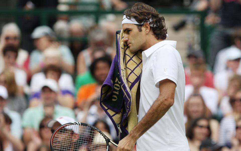 SLITER: Roger Federer t�rker svetten under f�rsterundekampen mot Alejandro Falla. Foto: AP