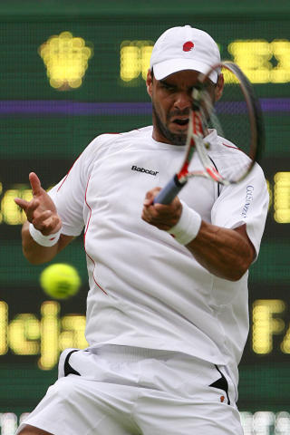 OVERRASKET: Alejandro Falla rystet Roger Federer i f�rste runde i Wimbledon, men ble til slutt innhentet av alvoret. Foto: AFP