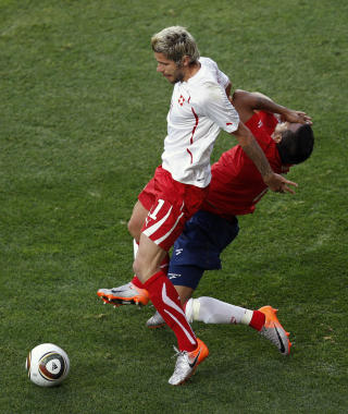 DIREKTE R�DT? Valon Behrami slang albuen i ansiktet p� en Chile-spiller og fikk direkte r�dt kort. Foto: AP Photo/Hassan Ammar