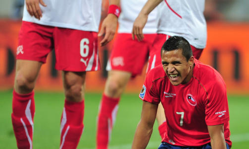 FORTVILER: Alexis Sancez fortviler etter � ha misbrukt en av mange sjanser. Foto: AFP PHOTO / PHILIPPE HUGUEN