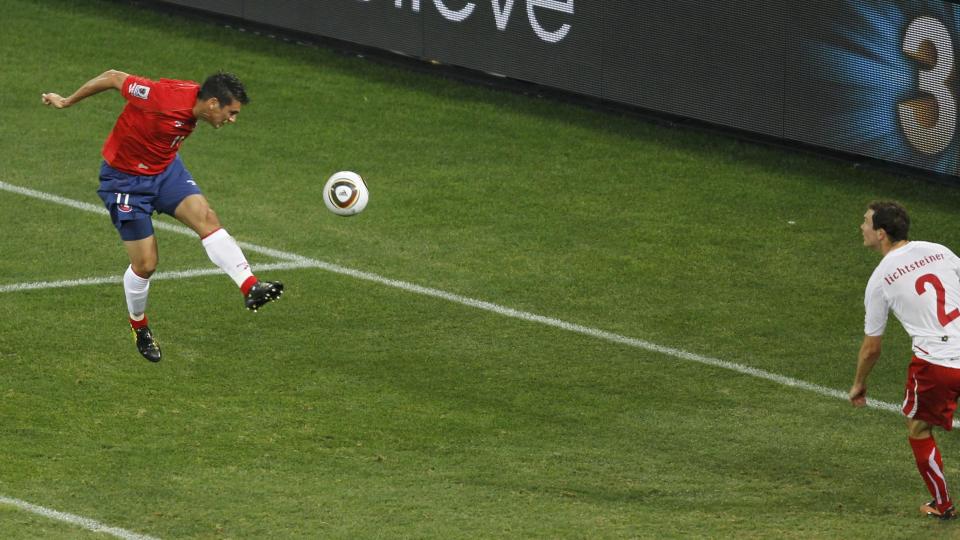 ENKEL JOBB: Mark Gonzales header ballen i nota etter glimrende forarbeid av Paredes. Baklengsm�let var Sveits' f�rste p� 551 minutter i VM-sammenheng. Foto: SCANPIX