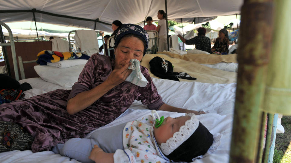 GR�TER: En kvinne og et barn i en flyktningeleir i Yorkishlok, som ligger ved grensa mellom Kirgisistan og Usbekistan. Norge gir n� 10 millioner kroner for � avhjelpe den humanit�re situasjonen i landet, preget av brutal vold og etnisk konflikt. Foto: AFP PHOTO/MICHAEL ECKELS/SCANPIX