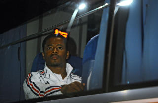 BLE P� BUSSEN: Landslagskaptein Patrice Evra m�tte ikke p� dagens pressekonferanse i Bloemfontein, noe som er uvanlig. Foto: SCANPIX/AFP PHOTO / FRANCK FIFE