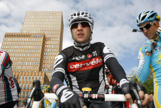 SYKLER: Det var lenge tvil om Carlos Sastre skulle sykle Tour de France. I dag kommer beskjeden om at spanjolen sykler. Foto: AFP PHOTO/Luk Beines