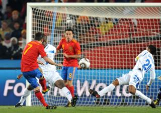 FIKK HJELP: David Villa fikk hjelp av Amado Guevara da han la p� til 2-0.Foto: SCANPIX/EPA/GEORGI LICOVSKI