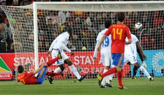 PERLESCORING: David Villa tok seg forbi tre honduranere f�r han halvveis liggende ekspederte ballen i vinkelen.Foto: SCANPIX/EPA/GERRY PENNY