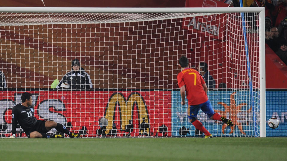 SL�STE: David Villa ble tom�lsscorer og matchvinner for Spania, men burde hatt minst tre fulltreffere mot Honduras. Han tok nemlig d�rlig vare p� muligheten han fikk fra straffemerket da han satte ballen utenfor.Foto: SCANPIX/AFP PHOTO / YURI CORTEZ