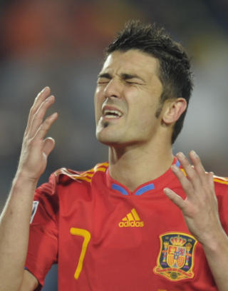 IRRITERT: David Villa var mektig irritert p� seg selv etter straffebommen.Foto: SCANPIX / AFP PHOTO / LLUIS GENE