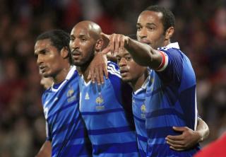P�DRIVERNE: Thierry Henry p�st�s � v�re en av p�driverne for spillerstreiken s�ndag. Foto: EPA/DANIEL JOUBERT
