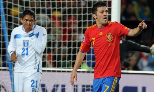 HELDIG: Dommerne i �rets VM har sl�tt n�del�st ned p� alt som minner om slag. Derfor var David Villa muligens heldig som slapp unna marsjordre etter � ha plantet en arm i ansiktet p�  Emilio Izaguirre (t.v.).Foto: SCANPIX/EPA/Achim Scheidemann