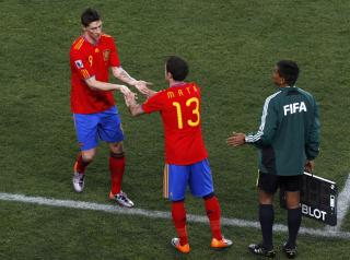 IKKE I FORM: Fernando Torres (t.v.) fikk sin f�rste VM-start i S�r-Afrika. Han har enn� et stykke igjen til toppformen, og ble erstattet av Juan Mata 20 minutter f�r slutt.Foto: SCANPIX/REUTERS/David Gray