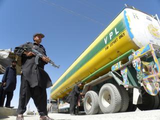 BESKYTTELSE: Her st�r en sikkerhetsvakt ved siden av en oljetanker som er p� vei til NATO-styrkene i Afghanistan. Foto: EPA/MATIULLAH ACHAKZAI/SCANPIX